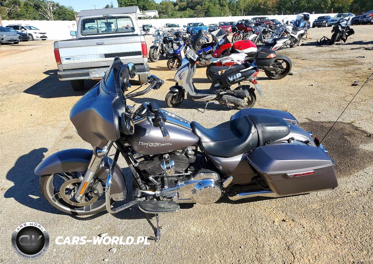2017 Harley-Davidson Flhx Street Glide VIN:1HD1KBC16HB622681 - 3