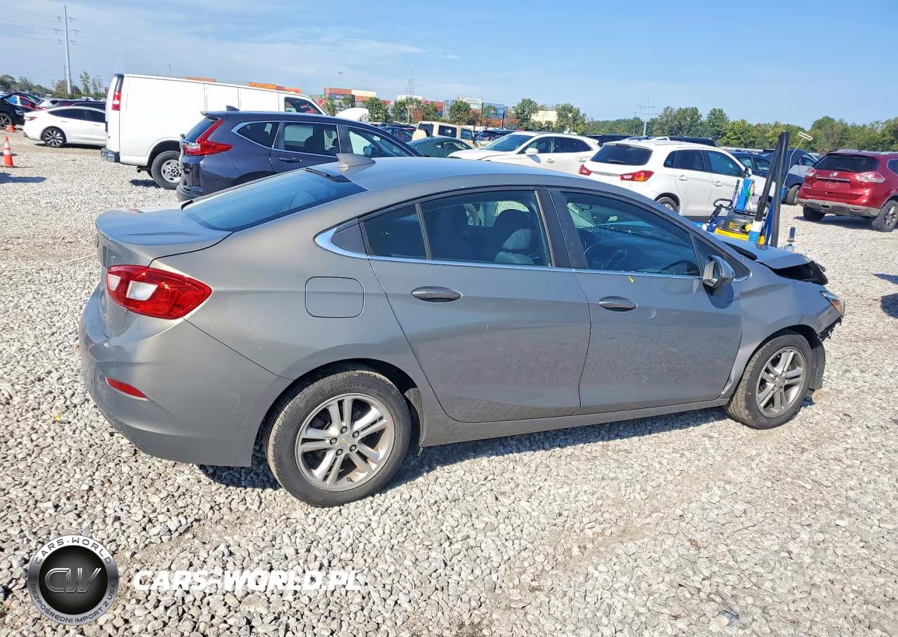 2018 Chevrolet Cruze Lt VIN:1G1BE5SM8J7125692 - 3