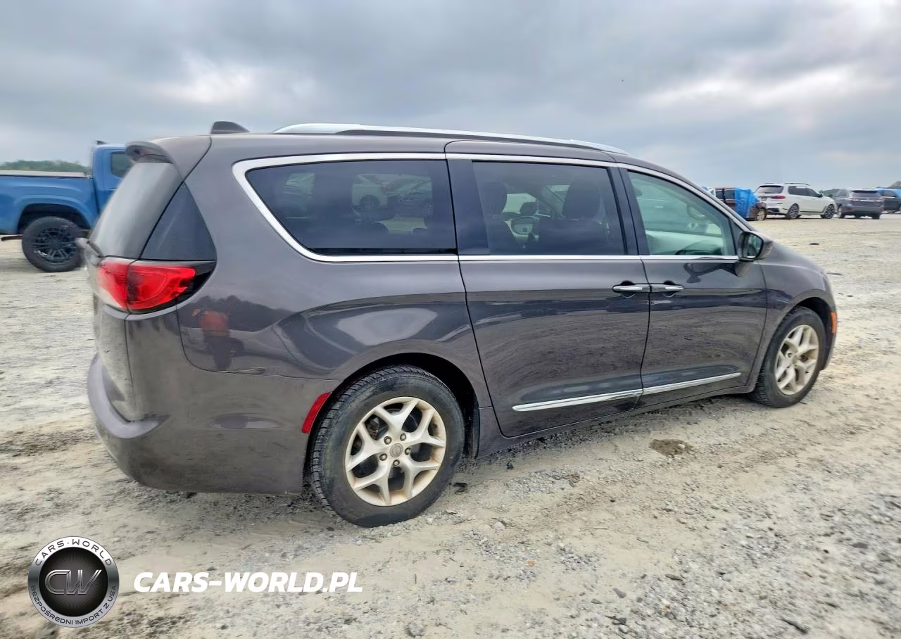 2017 Chrysler Pacifica Touring L Plus VIN:2C4RC1EG9HR684025 - 3