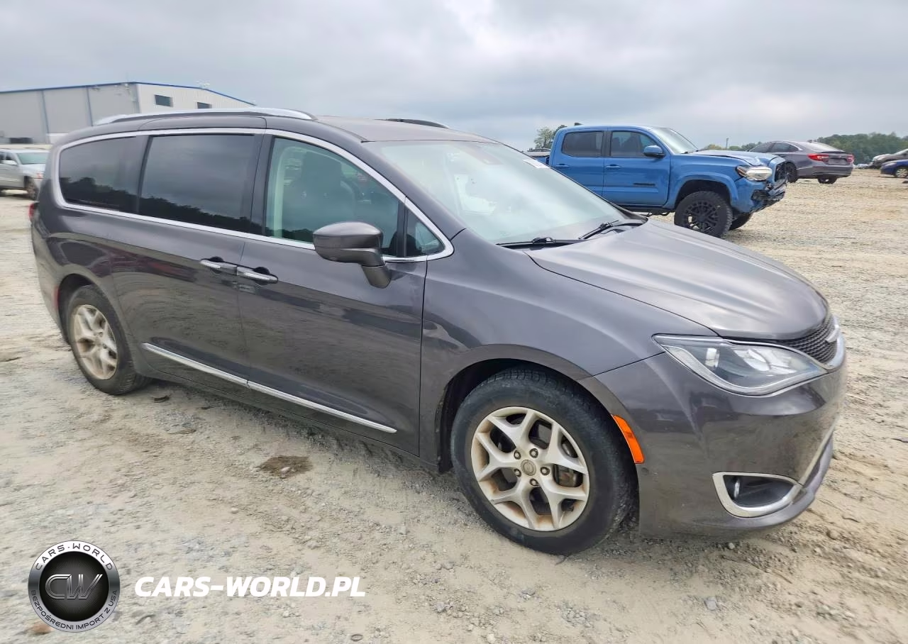 2017 Chrysler Pacifica Touring L Plus VIN:2C4RC1EG9HR684025 - 4