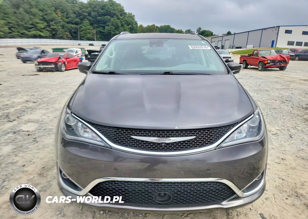 2017 Chrysler Pacifica Touring L Plus VIN:2C4RC1EG9HR684025 - 5