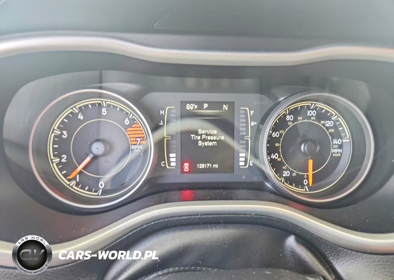 2018 Jeep Cherokee Latitude VIN:1C4PJLCB2JD604394 - 9