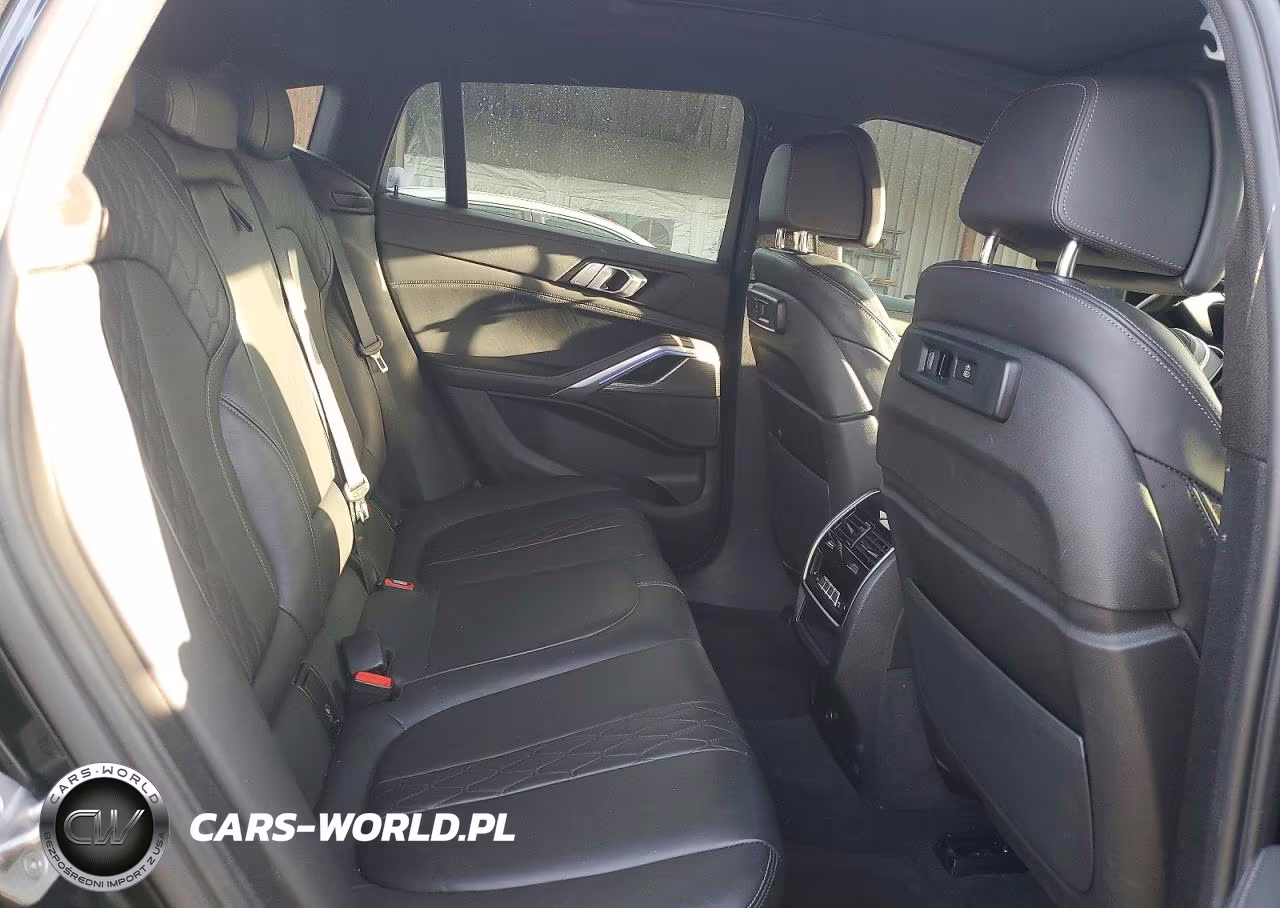 2023 BMW X6 M VIN:5YMCY0C03P9R69936 - 11
