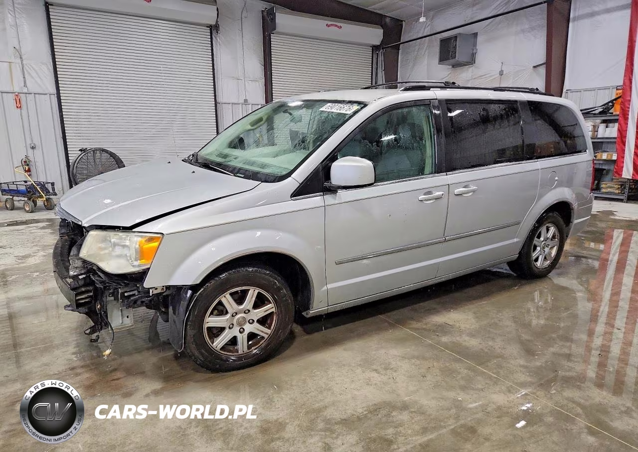 2010 Chrysler Town & Country Touring – zdjęcie 1 z 14