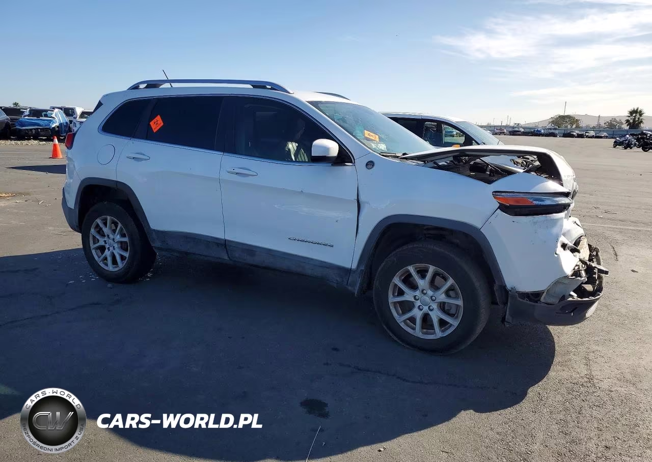 2015 Jeep Cherokee Latitude VIN:1C4PJMCS2FW523557 - 4