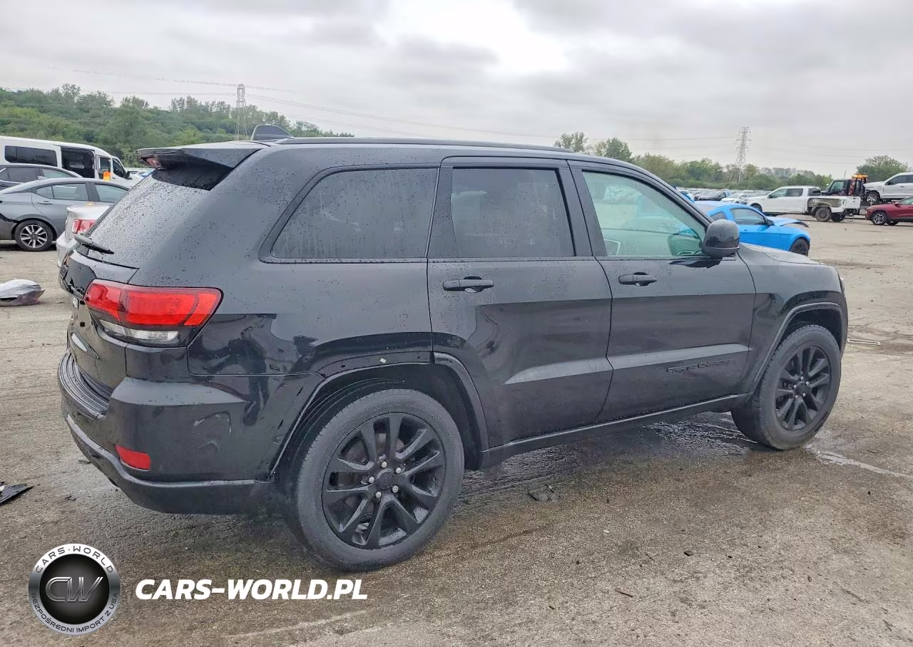 2017 Jeep Grand Cherokee Laredo VIN:1C4RJFAG8HC714357 - 3