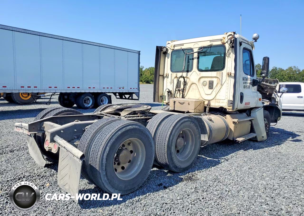 2015 Freightliner Cascadia Semi Truck VIN:3AKJGEDV1FSGG3941 - 3