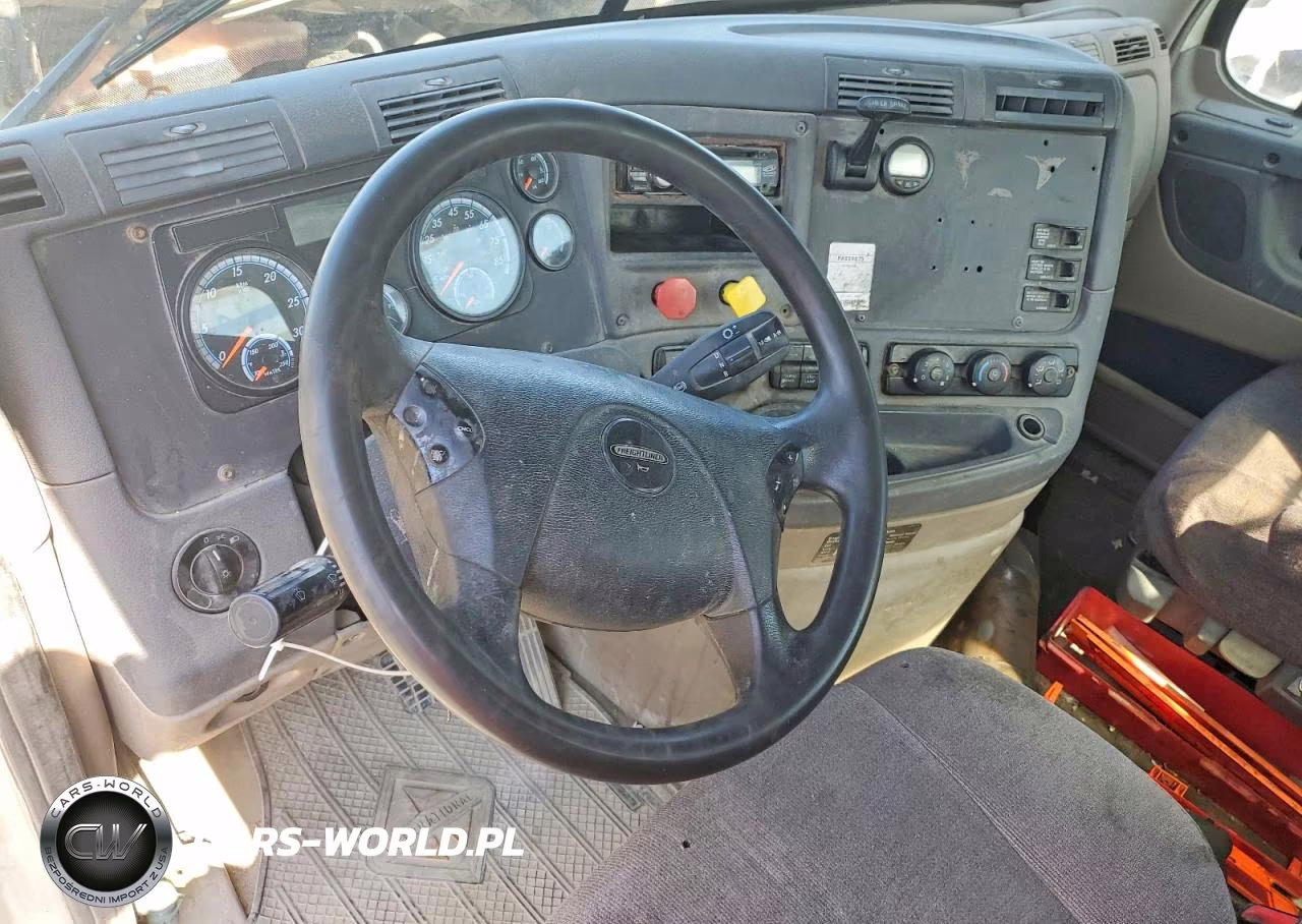 2015 Freightliner Cascadia Semi Truck VIN:3AKJGEDV1FSGG3941 - 8