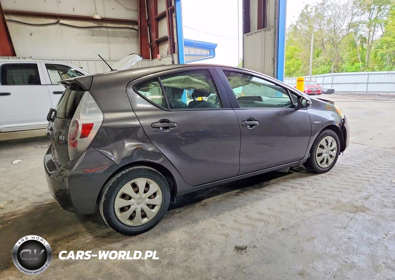 2013 Toyota Prius C Two VIN:JTDKDTB39D1541828 - 3