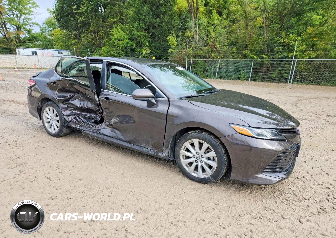 2018 Toyota Camry Le VIN:JTNB11HK1J3003812 - 4