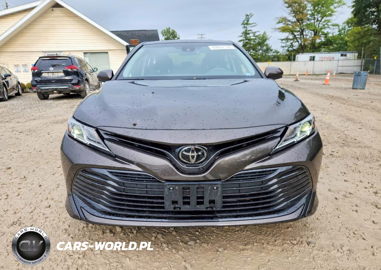 2018 Toyota Camry Le VIN:JTNB11HK1J3003812 - 5