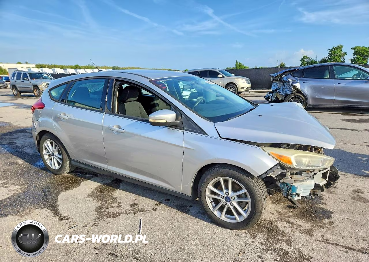 2016 Ford Focus Se VIN:1FADP3K29GL376871 - 4