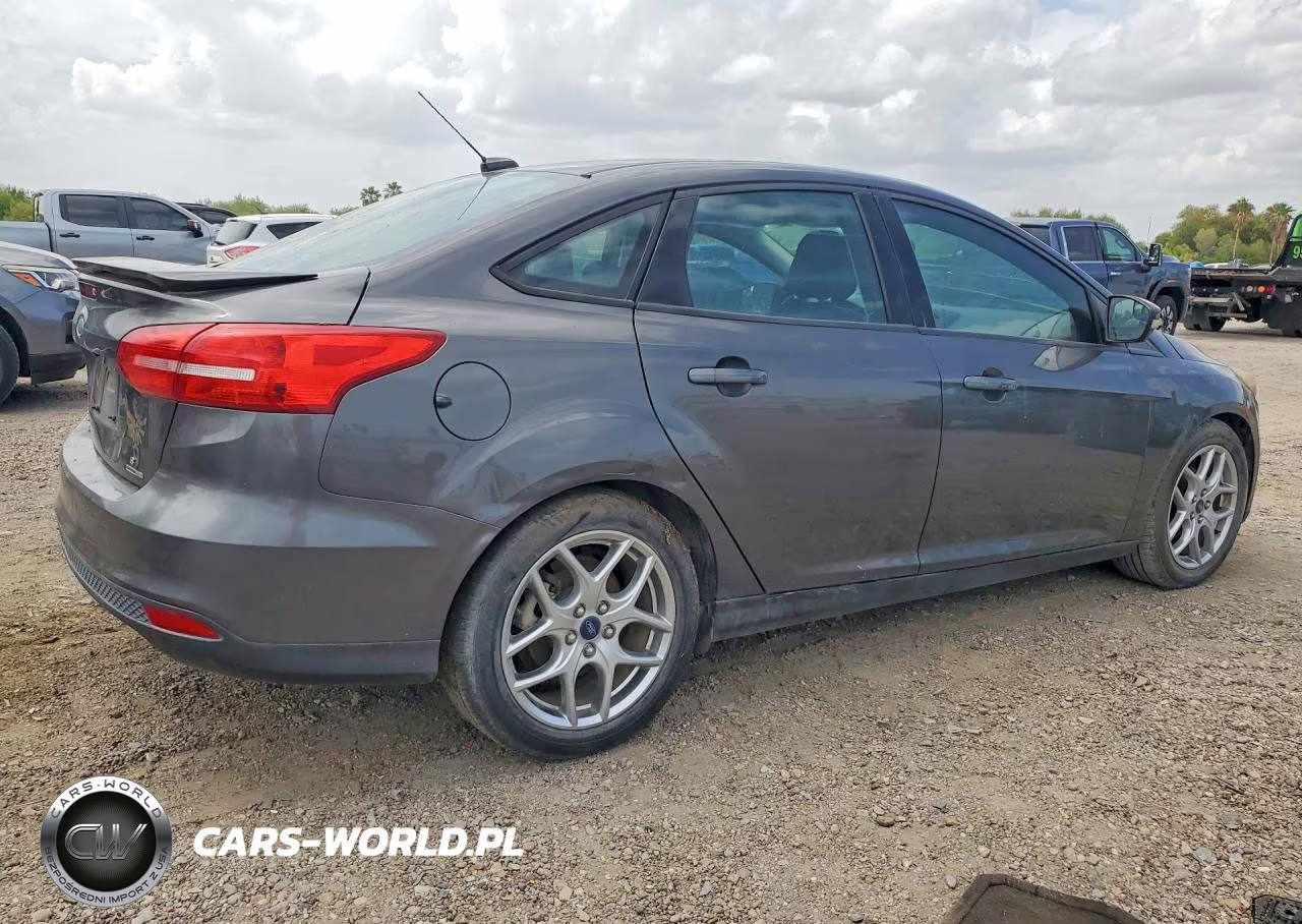 2015 Ford Focus Se VIN:1FADP3F24FL274774 - 3