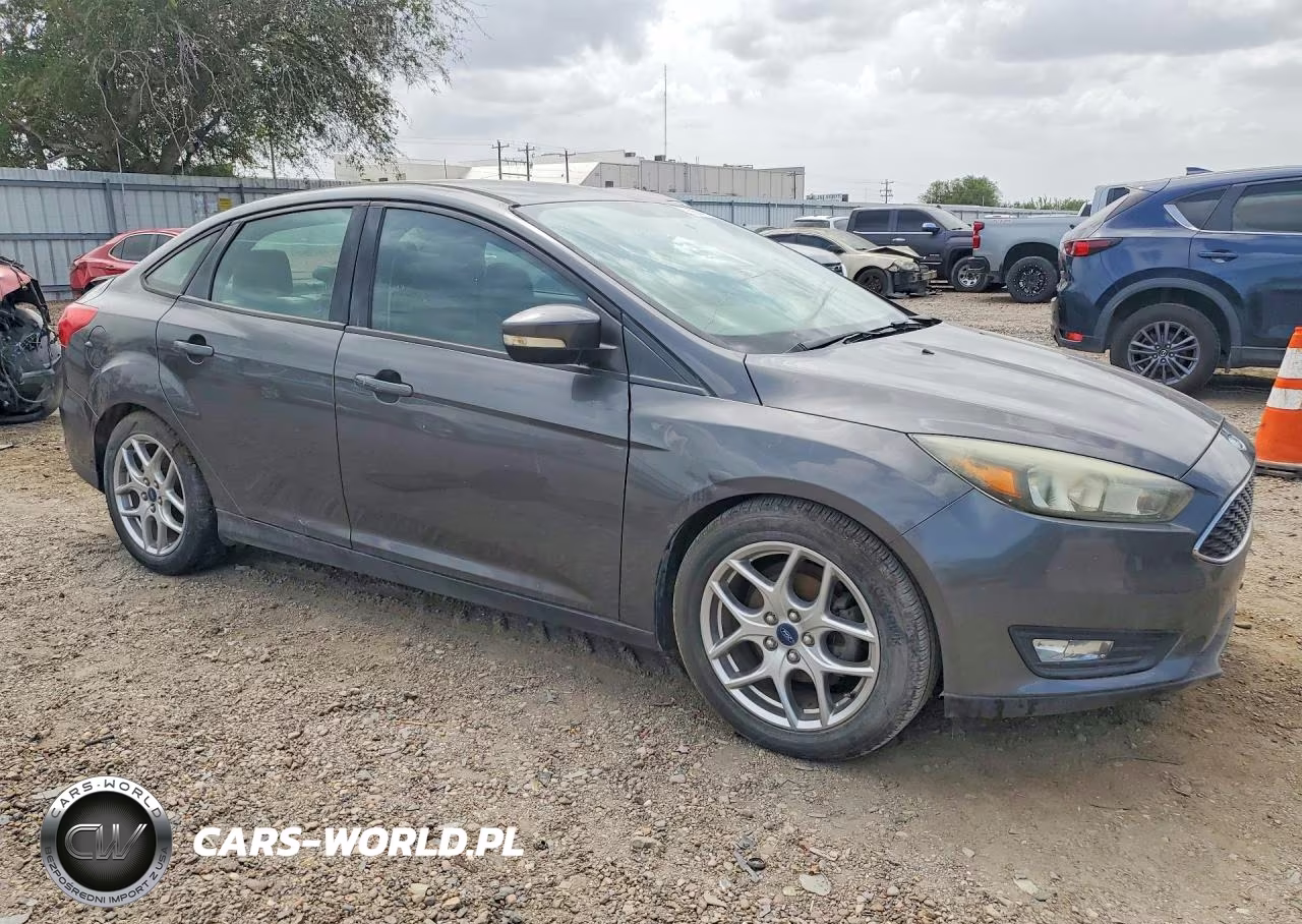 2015 Ford Focus Se VIN:1FADP3F24FL274774 - 4