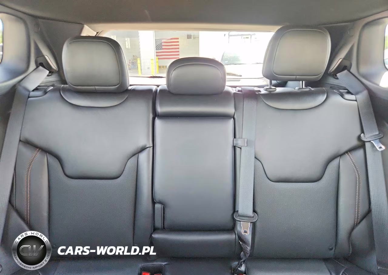 2023 Jeep Compass Latitude Lux VIN:3C4NJDFN3PT532630 - 10