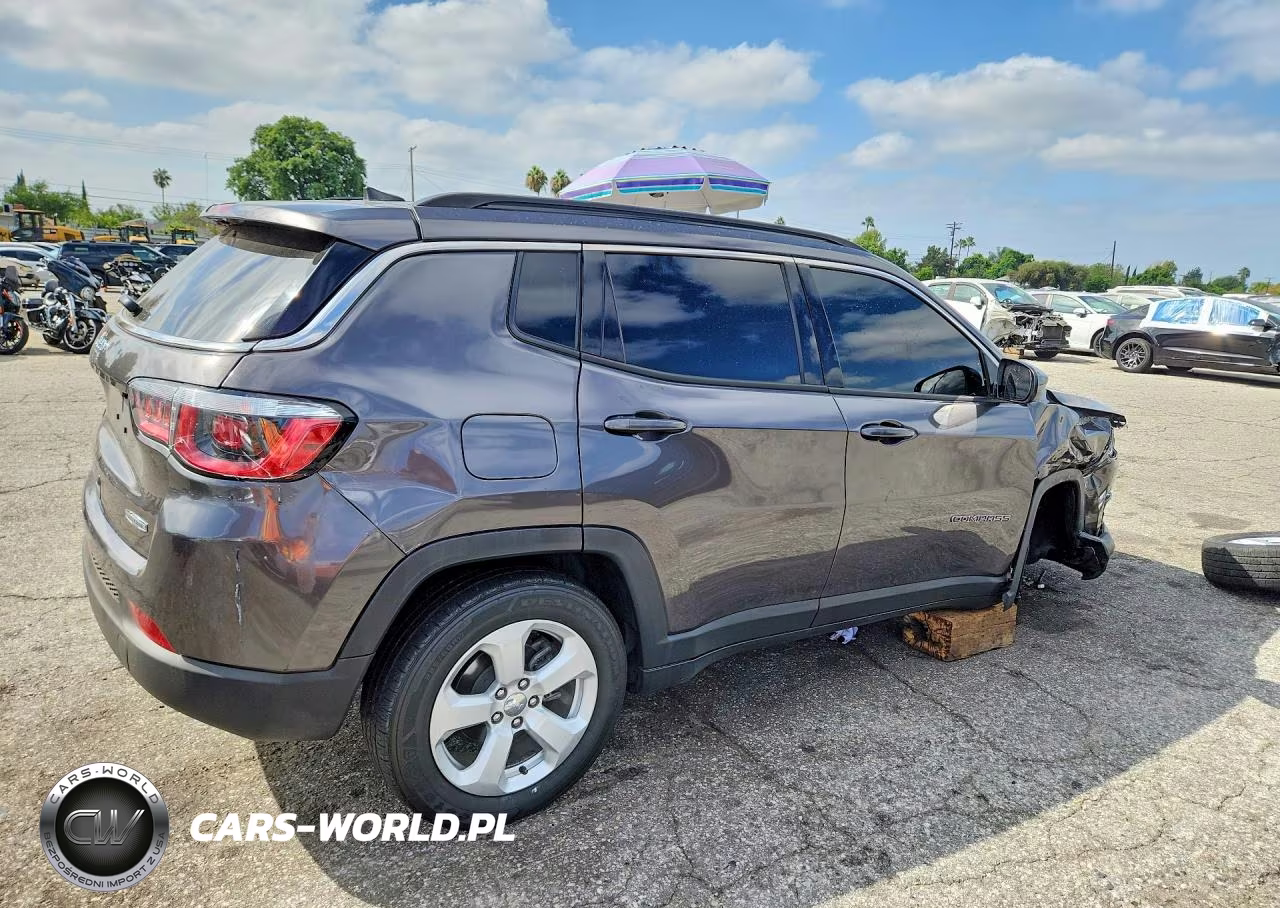 2019 Jeep Compass Latitude VIN:3C4NJCBB4KT750445 - 3