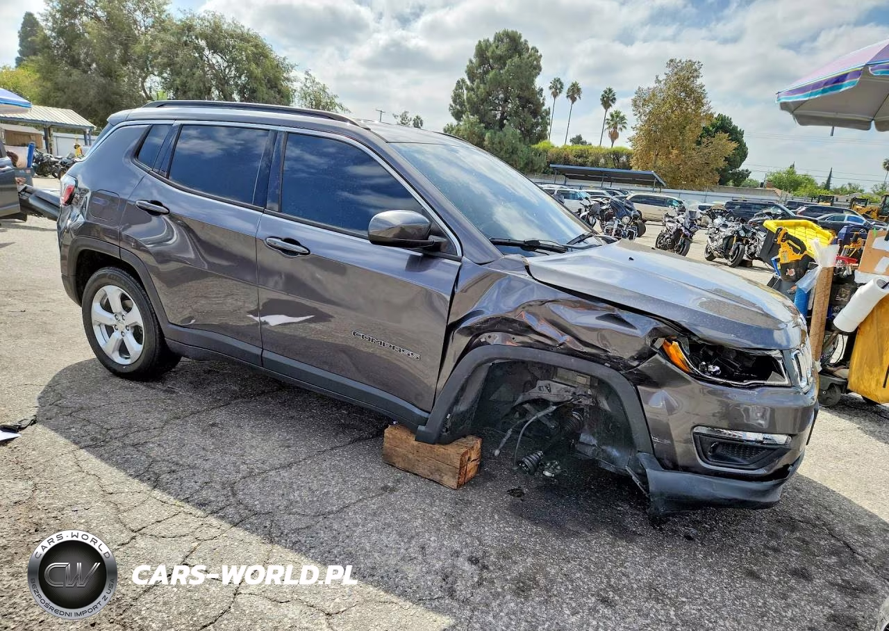 2019 Jeep Compass Latitude VIN:3C4NJCBB4KT750445 - 4