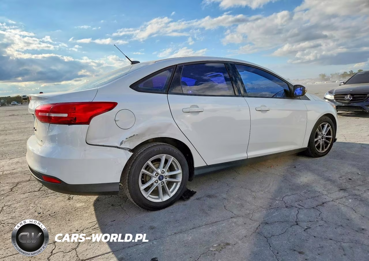 2017 Ford Focus Se VIN:1FADP3F28HL224964 - 3