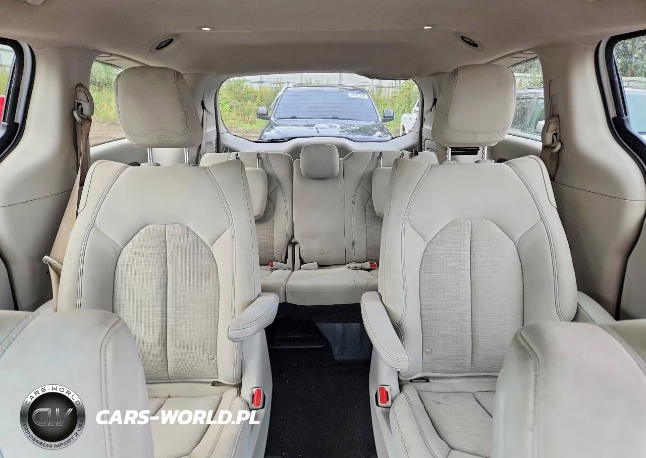2018 Chrysler Pacifica Hybrid Touring Plus VIN:2C4RC1H72JR356317 - 10