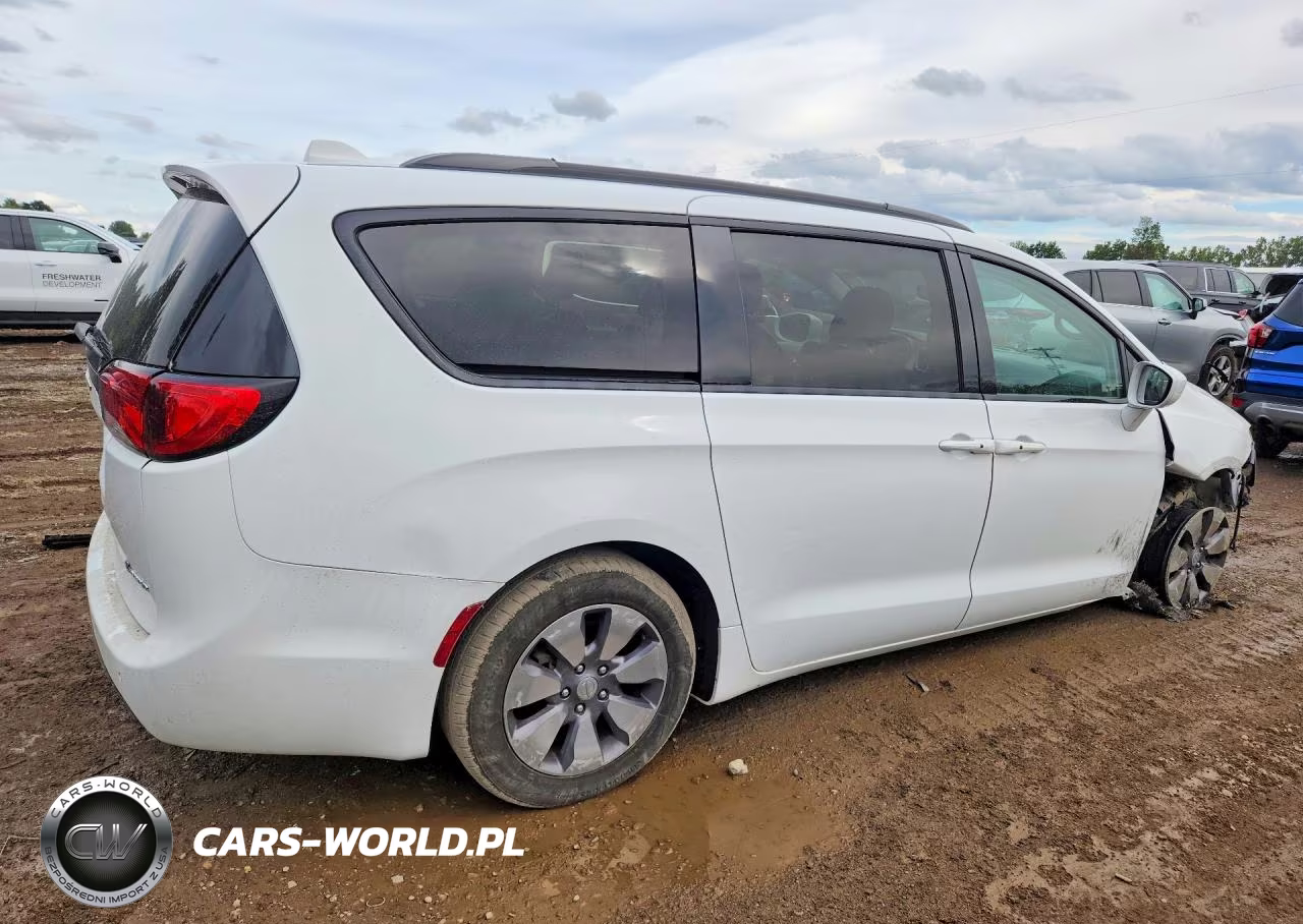 2018 Chrysler Pacifica Hybrid Touring Plus VIN:2C4RC1H72JR356317 - 3