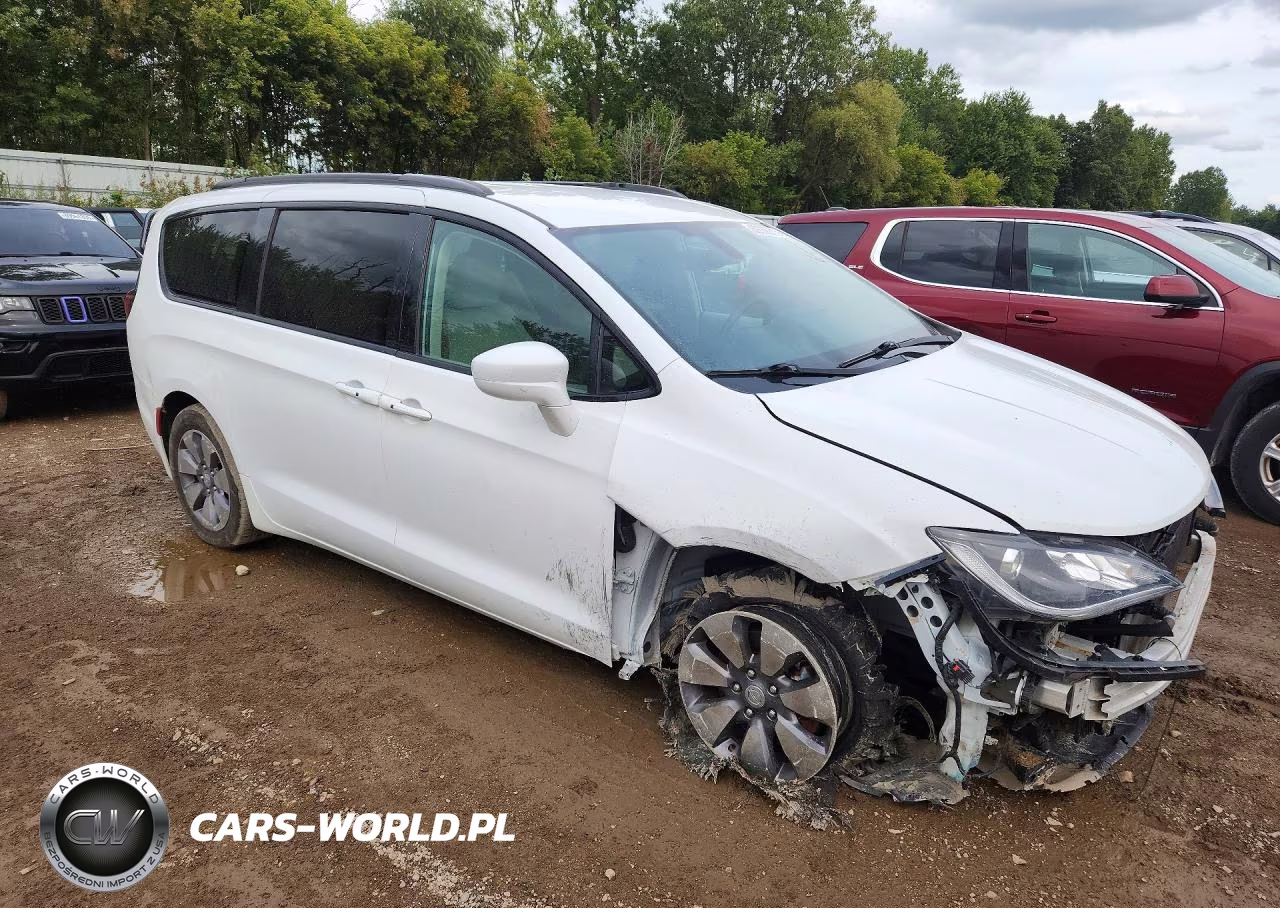 2018 Chrysler Pacifica Hybrid Touring Plus VIN:2C4RC1H72JR356317 - 4