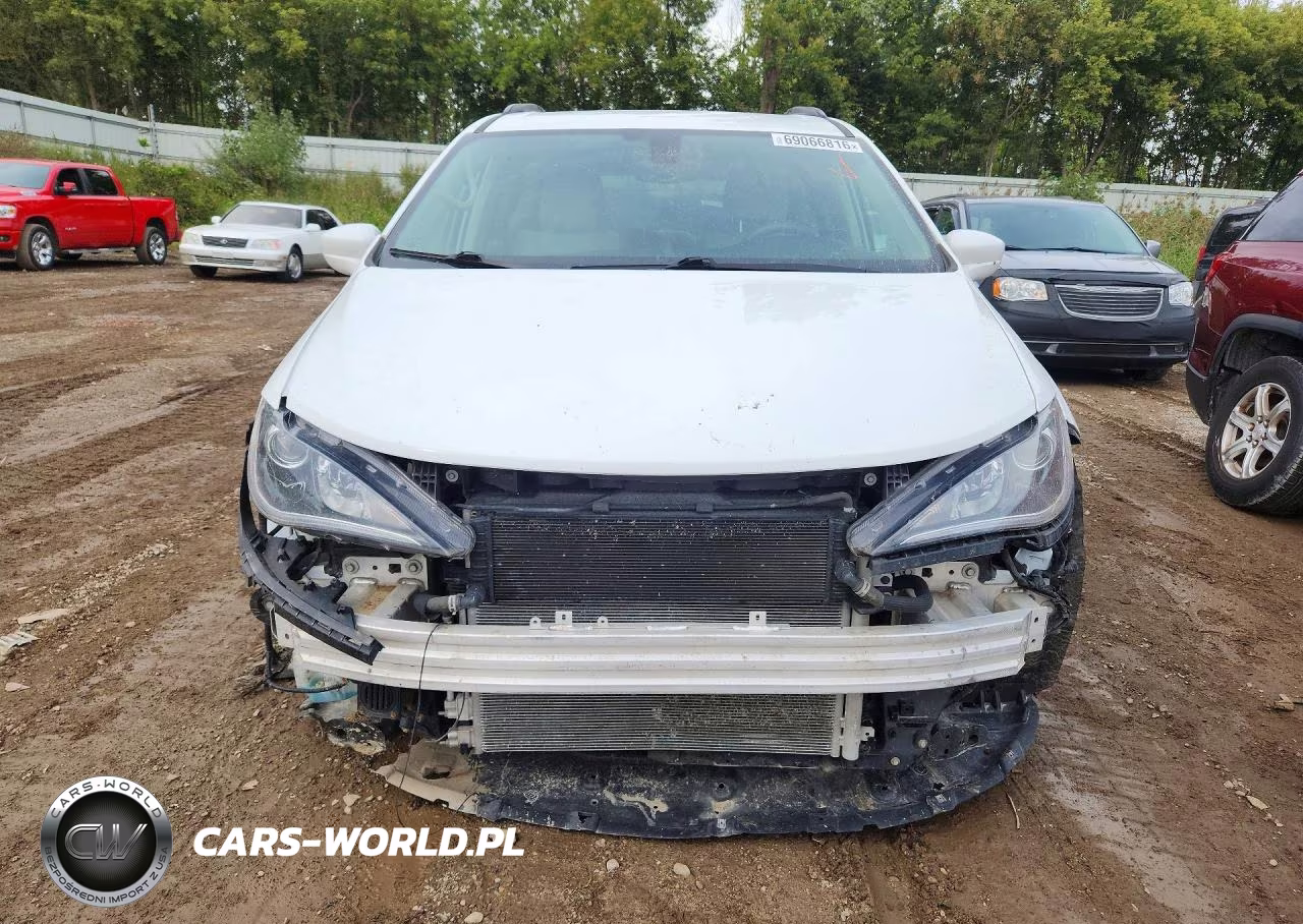 2018 Chrysler Pacifica Hybrid Touring Plus VIN:2C4RC1H72JR356317 - 5