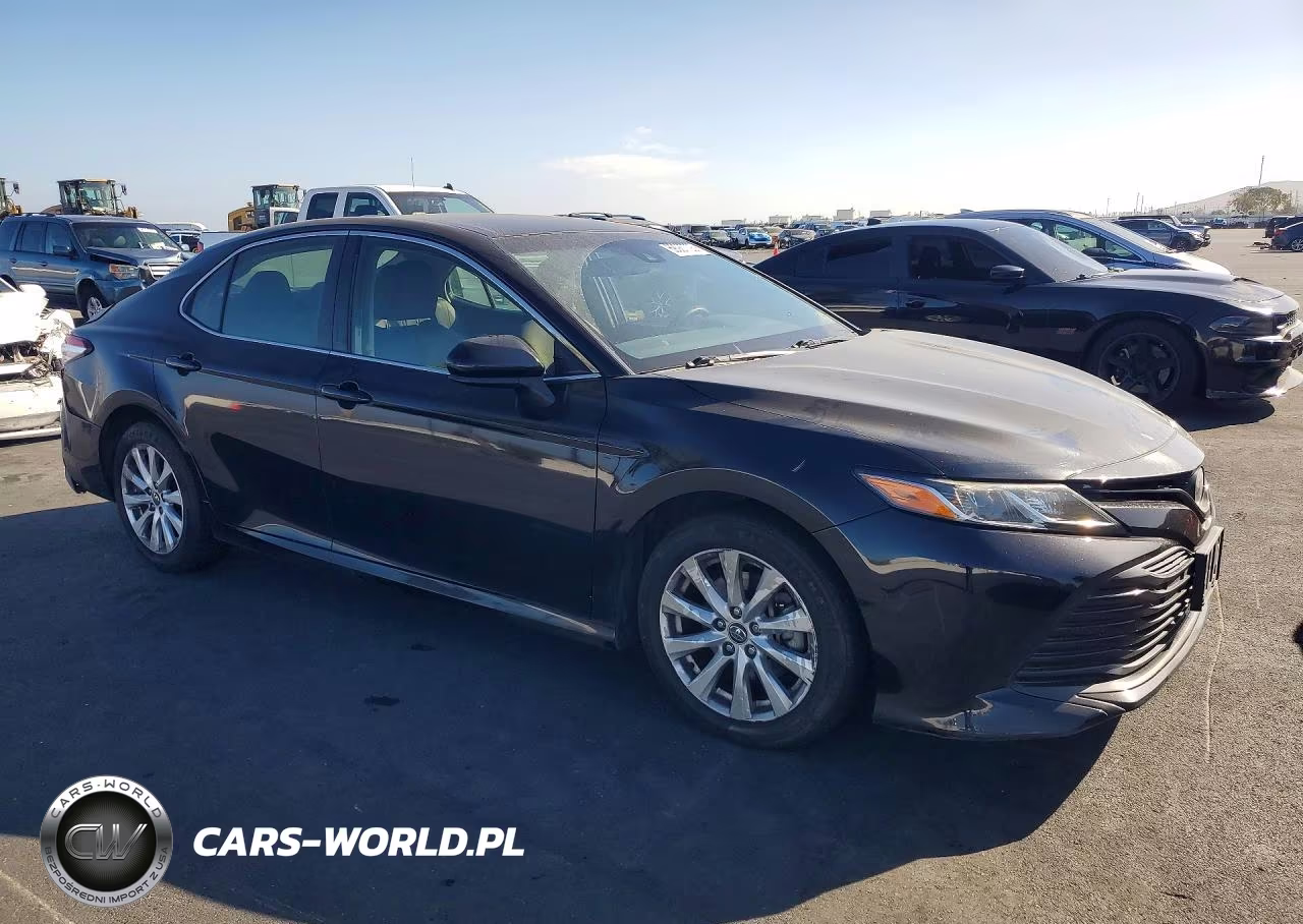 2018 Toyota Camry Le VIN:JTNB11HK3J3058424 - 4