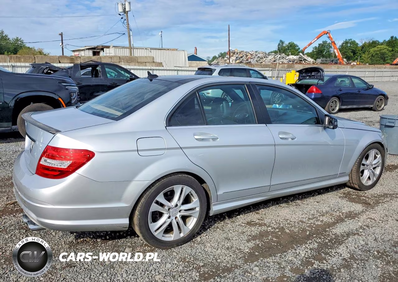 2011 Mercedes-Benz C 300 4Matic VIN:WDDGF8BBXBR163379 - 3