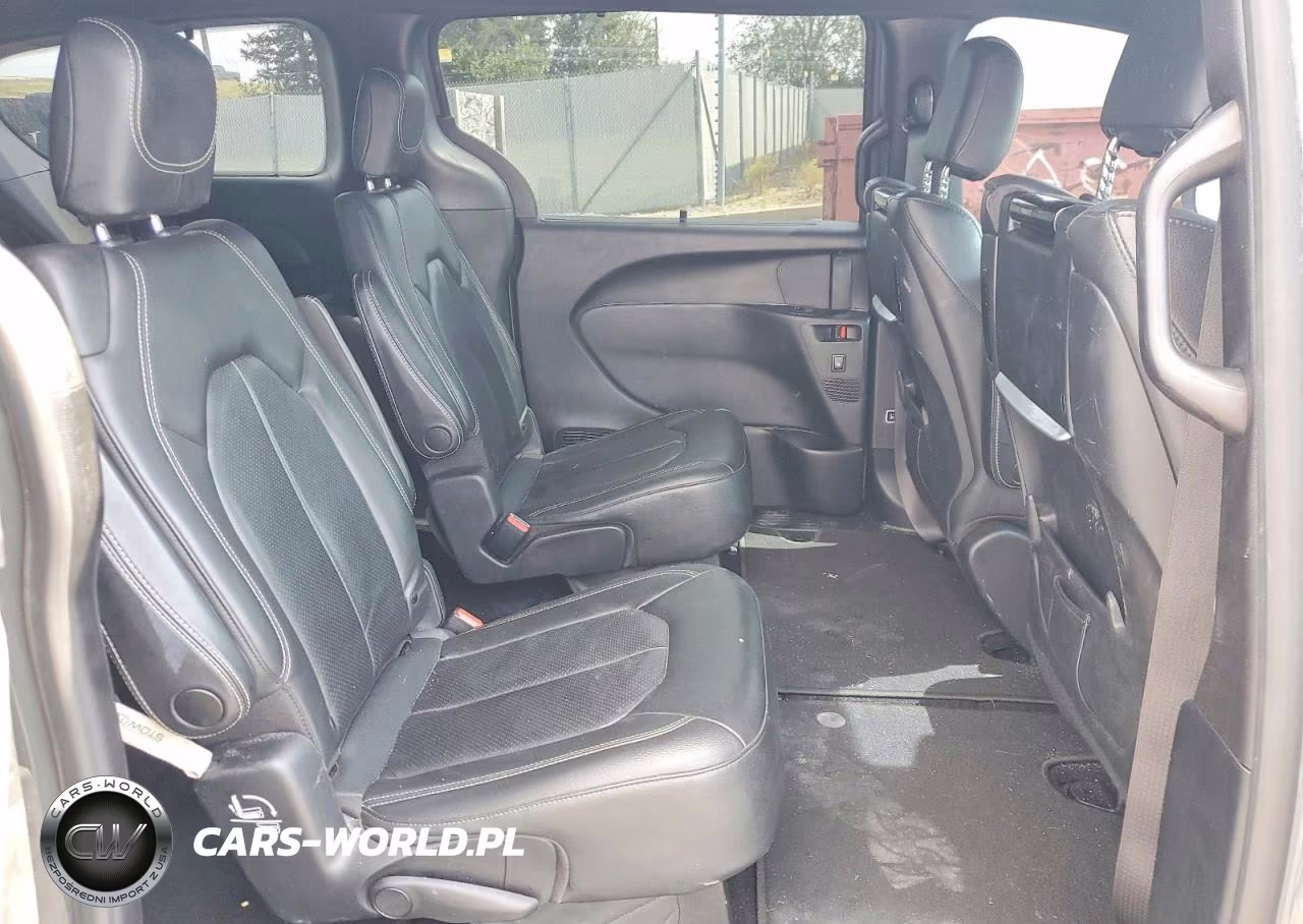 2020 Chrysler Pacifica Touring L Plus VIN:2C4RC1EG2LR233107 - 11