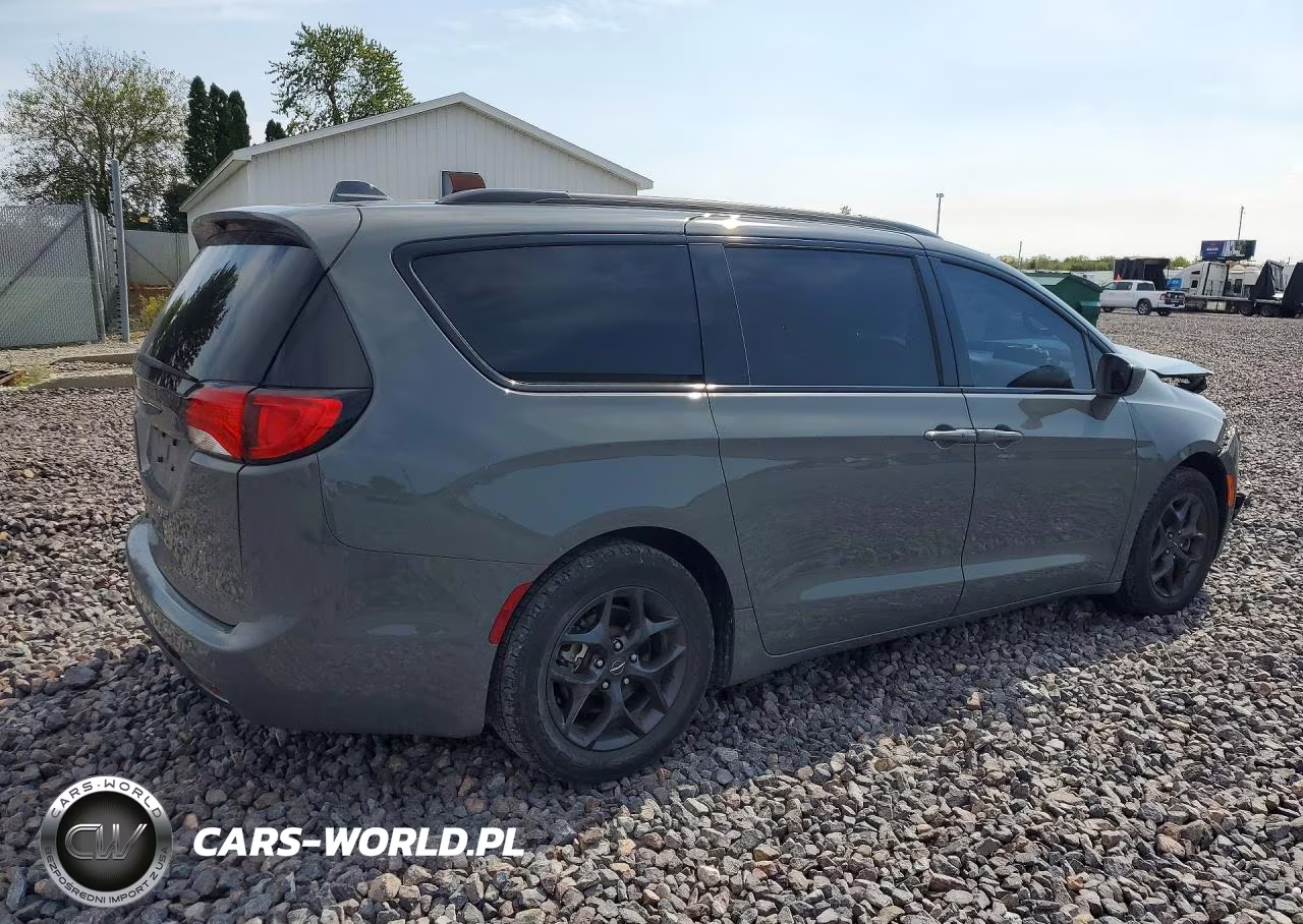 2020 Chrysler Pacifica Touring L Plus VIN:2C4RC1EG2LR233107 - 3