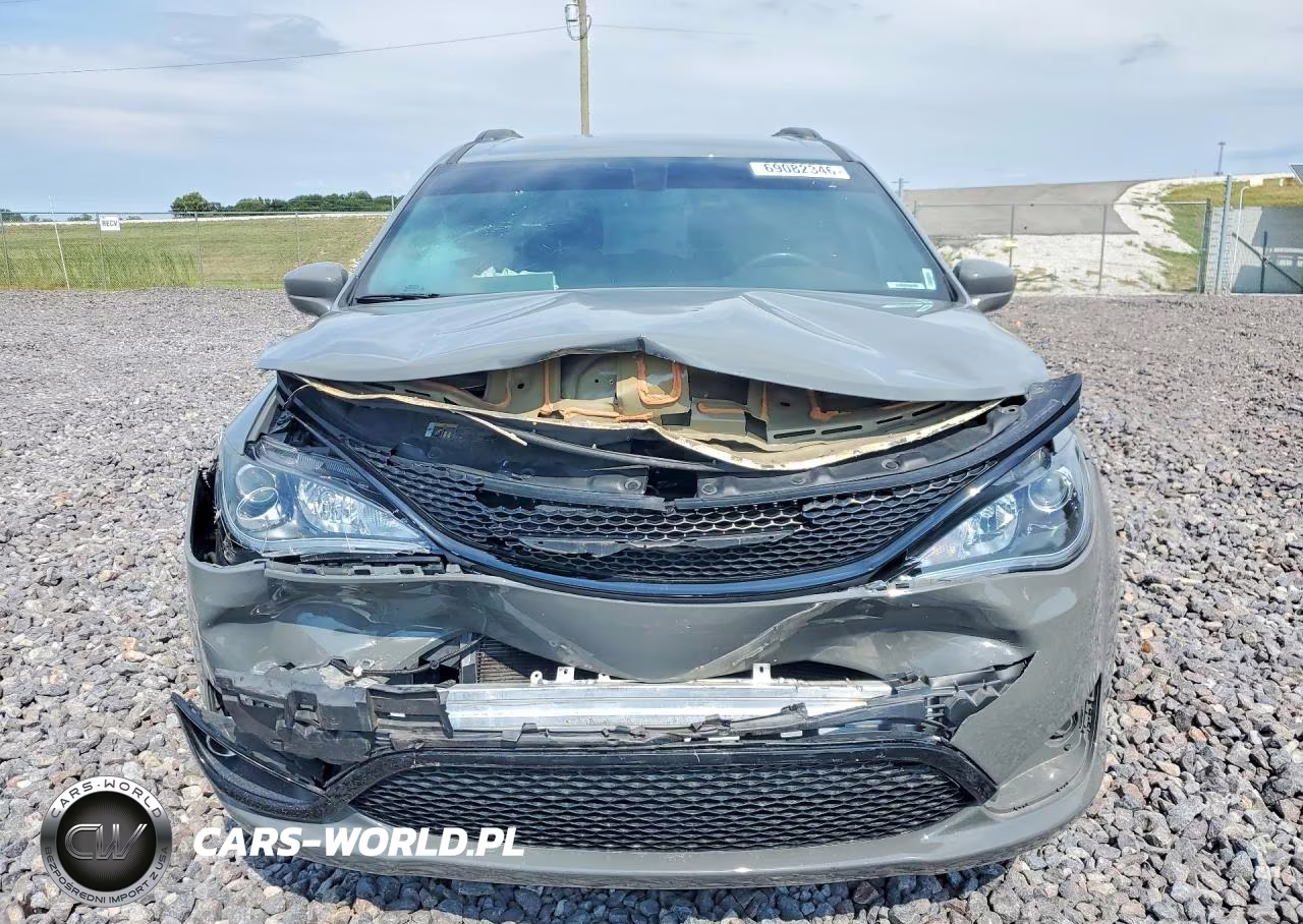 2020 Chrysler Pacifica Touring L Plus VIN:2C4RC1EG2LR233107 - 5