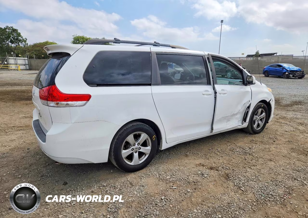 2013 Toyota Sienna Le VIN:5TDKK3DC3DS323311 - 3