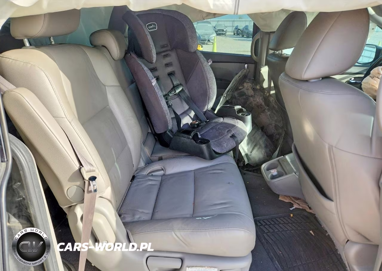 2015 Honda Odyssey Touring VIN:5FNRL5H92FB004821 - 11