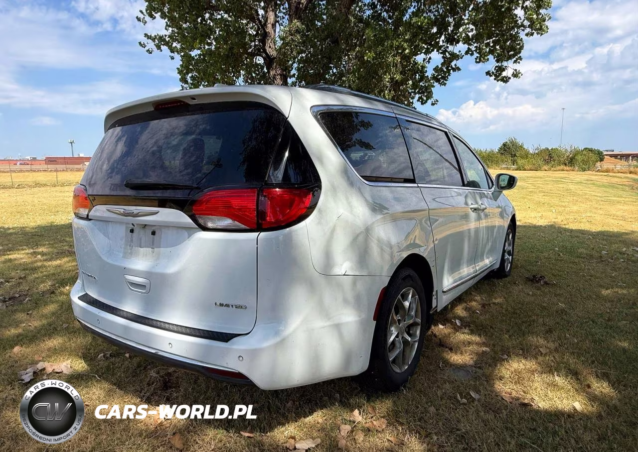 2018 Chrysler Pacifica Limited VIN:2C4RC1GG4JR276048 - 4