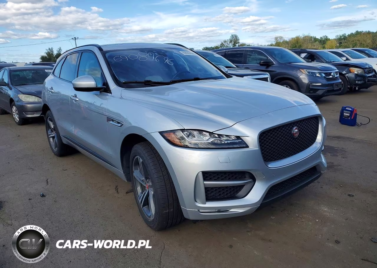 2017 Jaguar F-Pace R - Sport VIN:SADCL2BN8HA099704 - 4