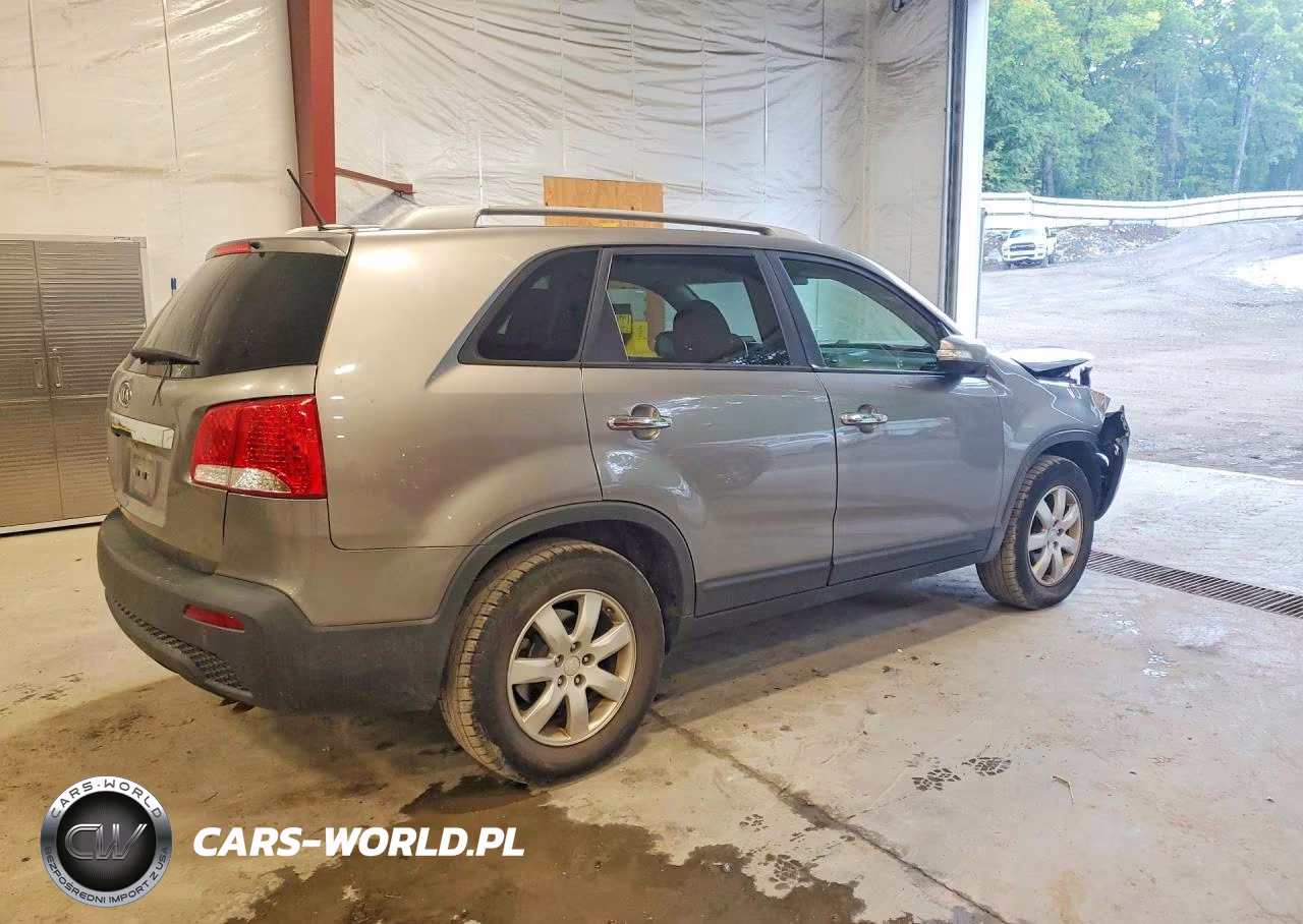 2011 Kia Sorento Lx VIN:5XYKT3A18BG100434 - 3