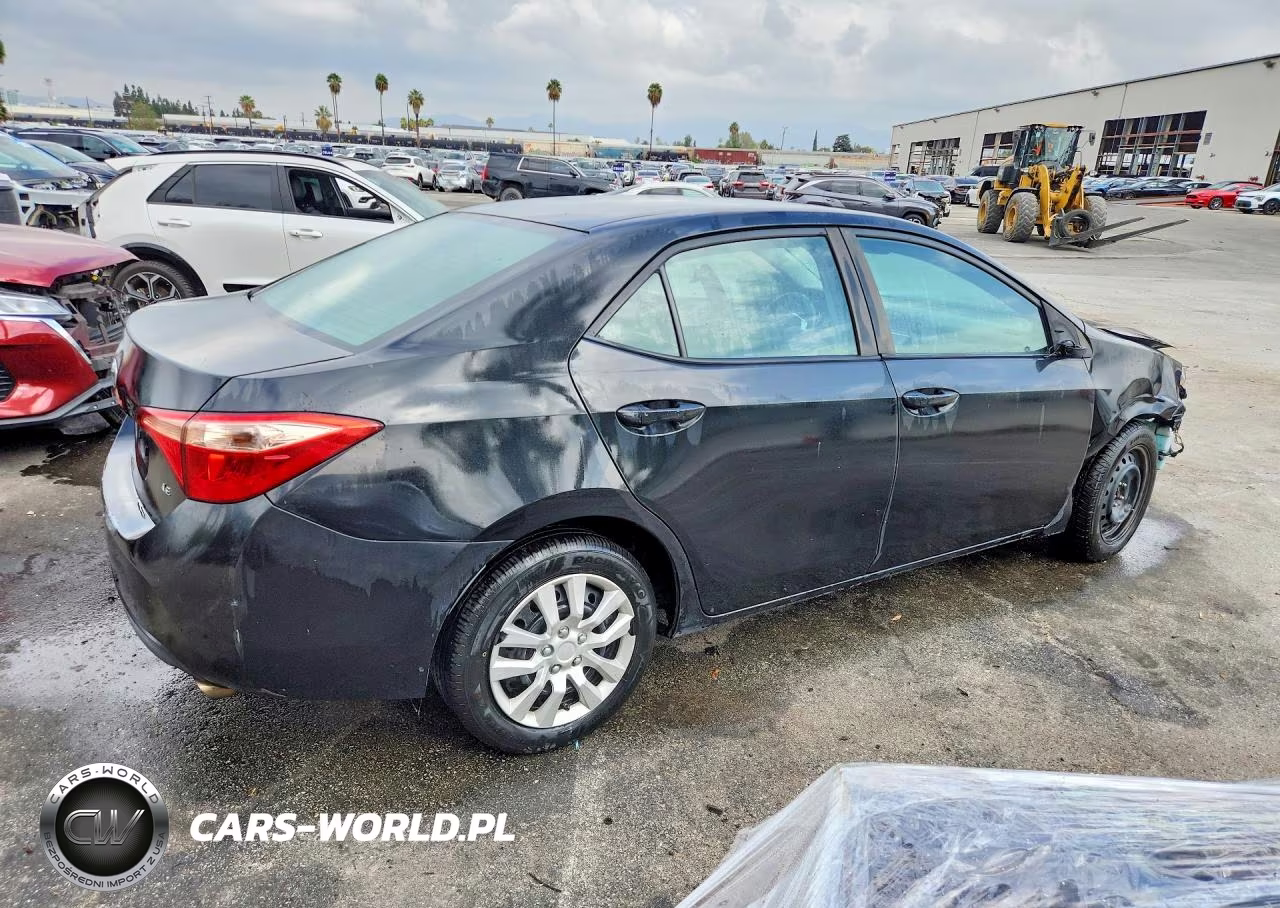 2017 Toyota Corolla Le VIN:2T1BURHE8HC867830 - 3