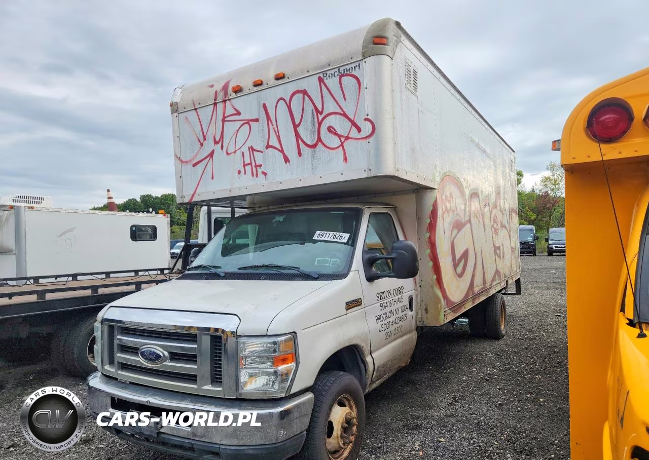 2014 Ford Econoline E450 Super Duty Cutaway Van