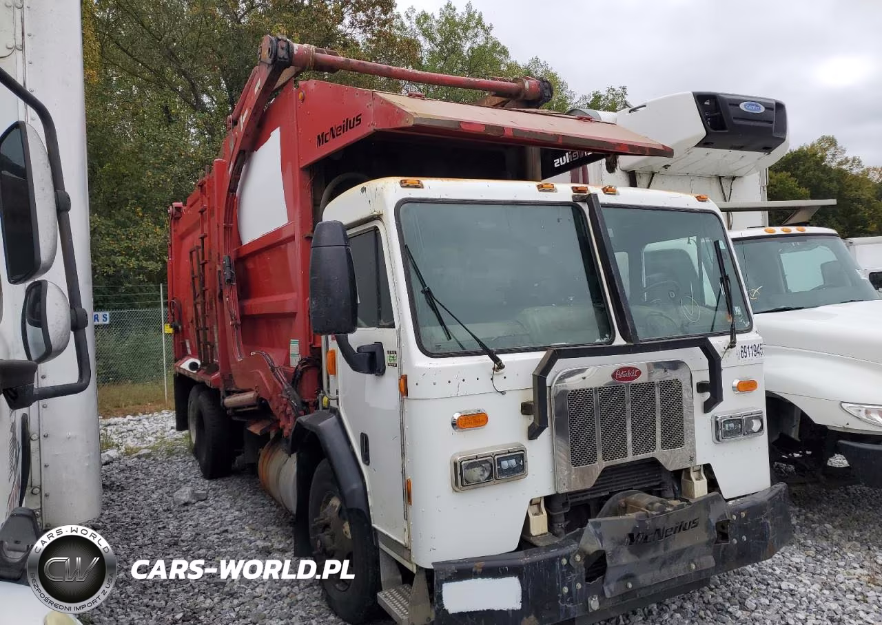 2015 Peterbilt 320 Refuse Truck