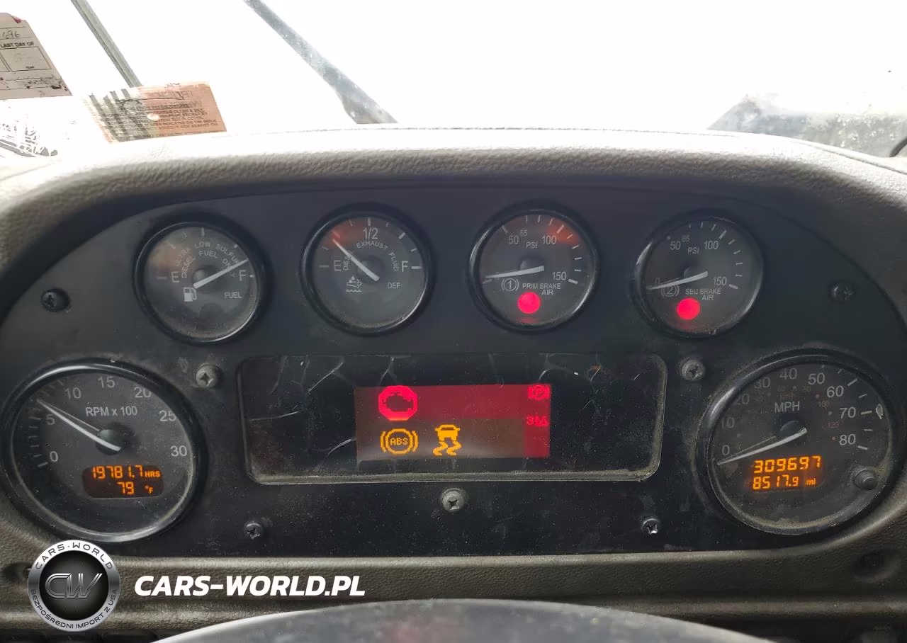 2015 Peterbilt 320 Refuse Truck VIN:3BPZL70X8FF100118 - 8