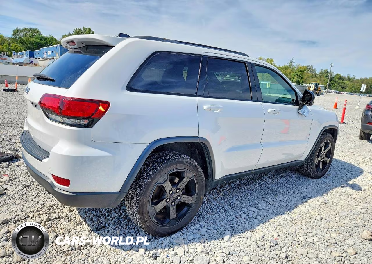 2018 Jeep Grand Cherokee Laredo VIN:1C4RJFAG1JC499894 - 3