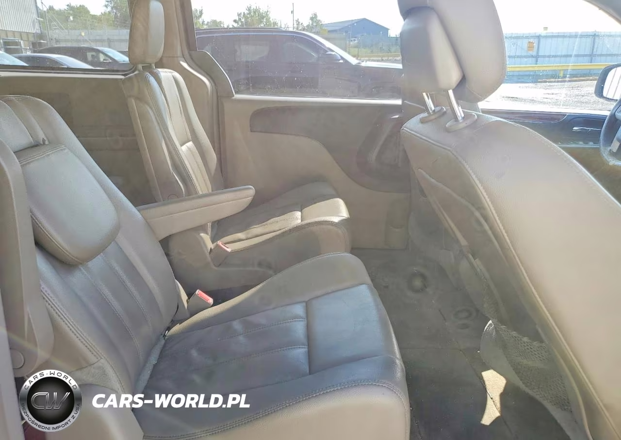 2015 Chrysler Town & Country Touring VIN:2C4RC1BG2FR654348 - 11