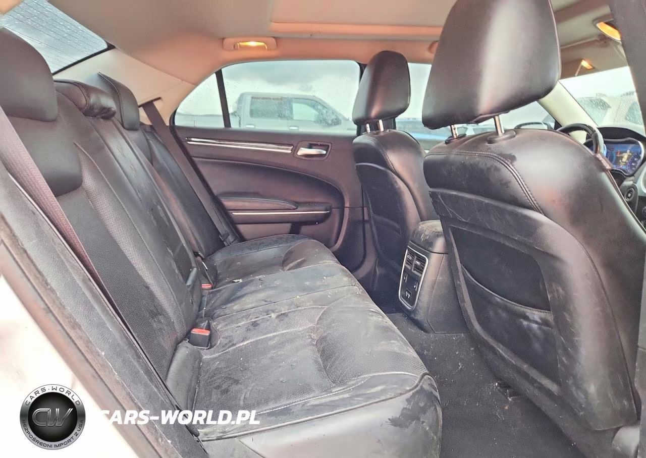 2019 Chrysler 300 Limited VIN:2C3CCAEG4KH564611 - 10