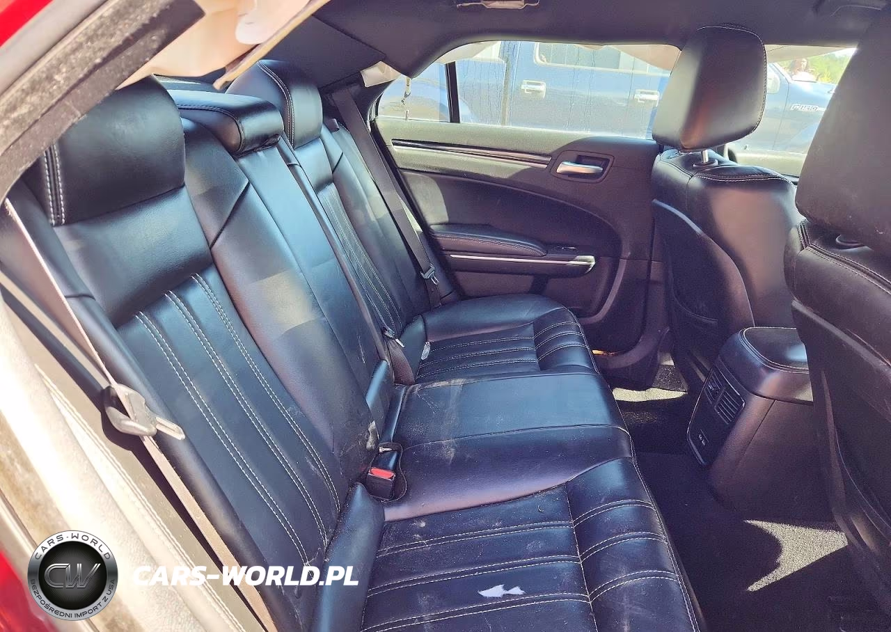 2019 Chrysler 300 S VIN:2C3CCABG4KH589707 - 10
