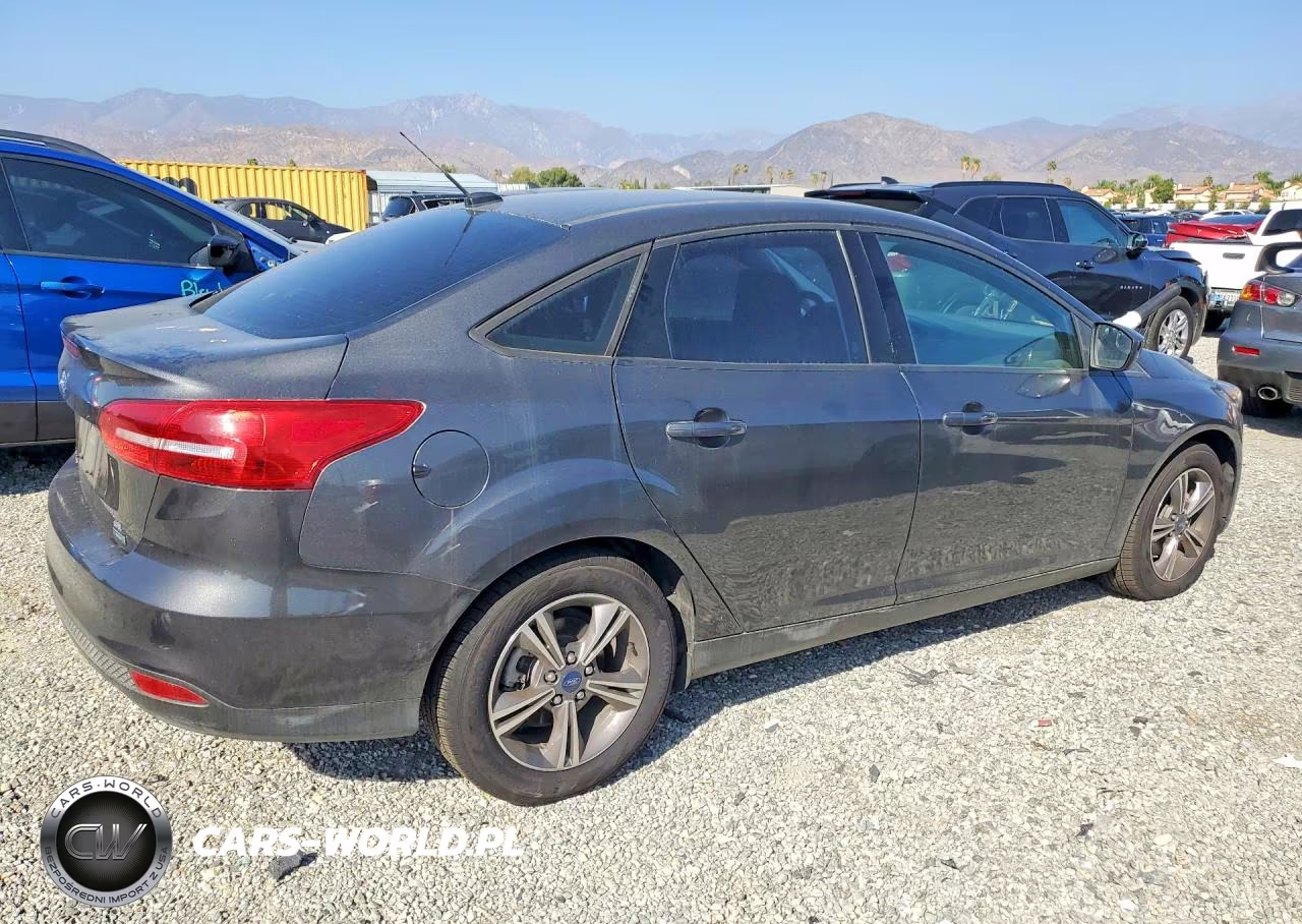 2018 Ford Focus Se VIN:1FADP3FE9JL241160 - 3