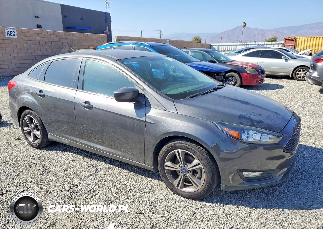 2018 Ford Focus Se VIN:1FADP3FE9JL241160 - 4
