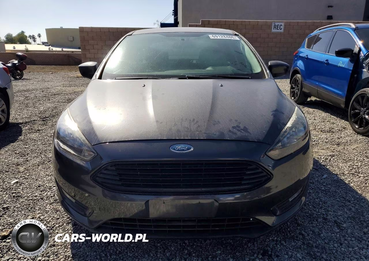 2018 Ford Focus Se VIN:1FADP3FE9JL241160 - 5