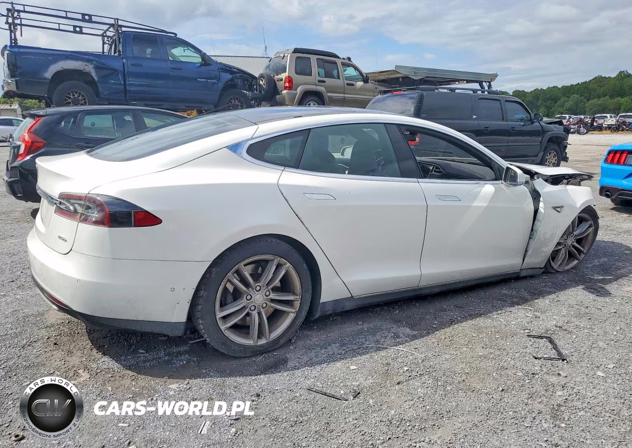 2015 Tesla Model S VIN:5YJSA1E22FF105946 - 3