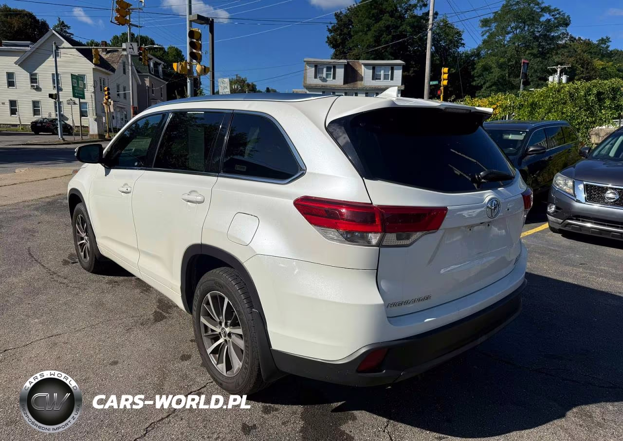 2018 Toyota Highlander Xle VIN:5TDJZRFH2JS808876 - 2