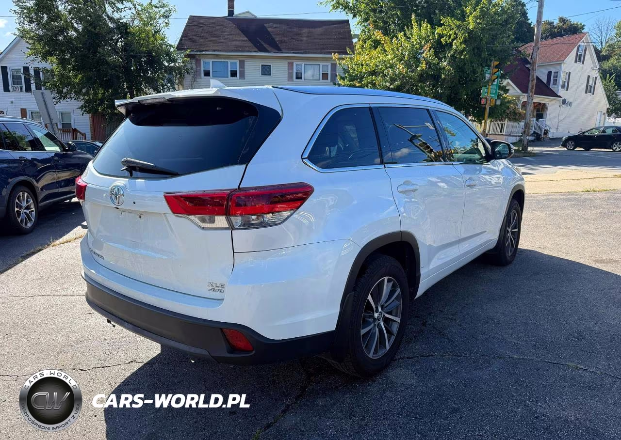2018 Toyota Highlander Xle VIN:5TDJZRFH2JS808876 - 3